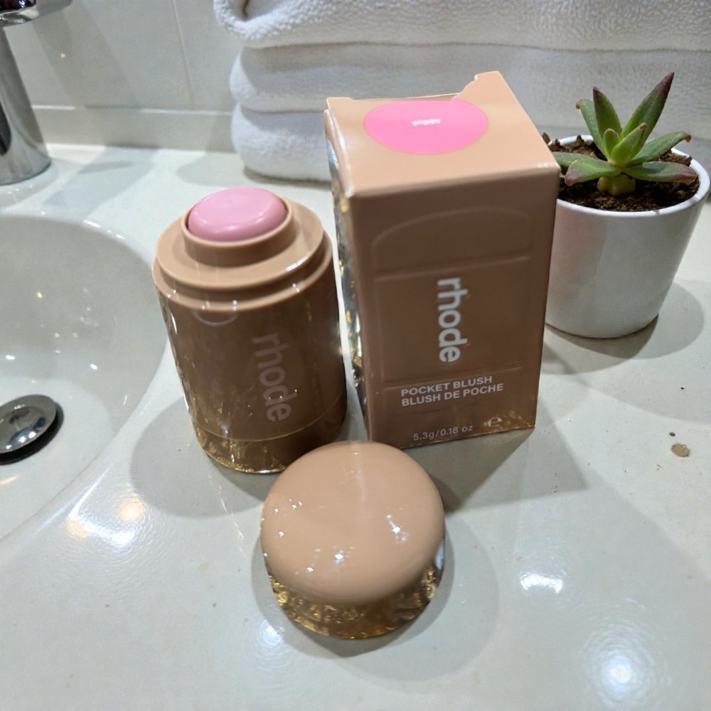 Rhode Beauty blush - Picture 5 of 7